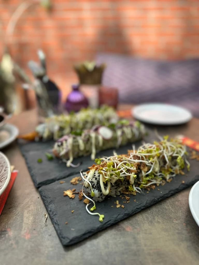 Huisgemaakte sushi op leisteen