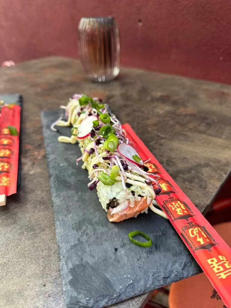 Sushi roll met zalm en verse toppings