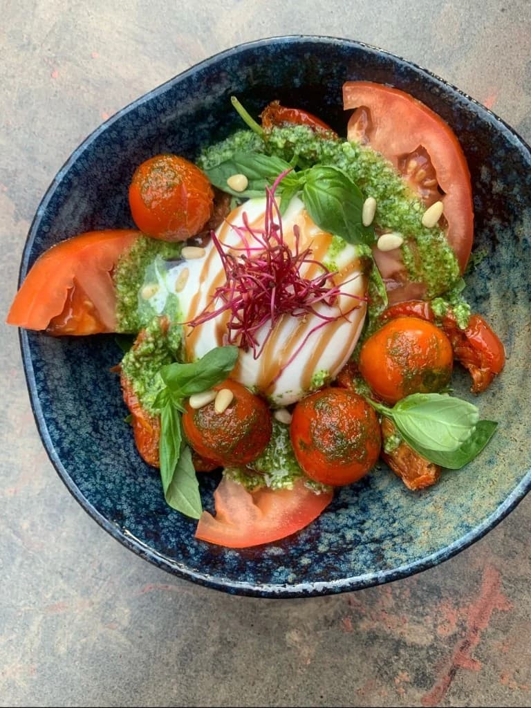 Burrata met tomaten en pesto in kom