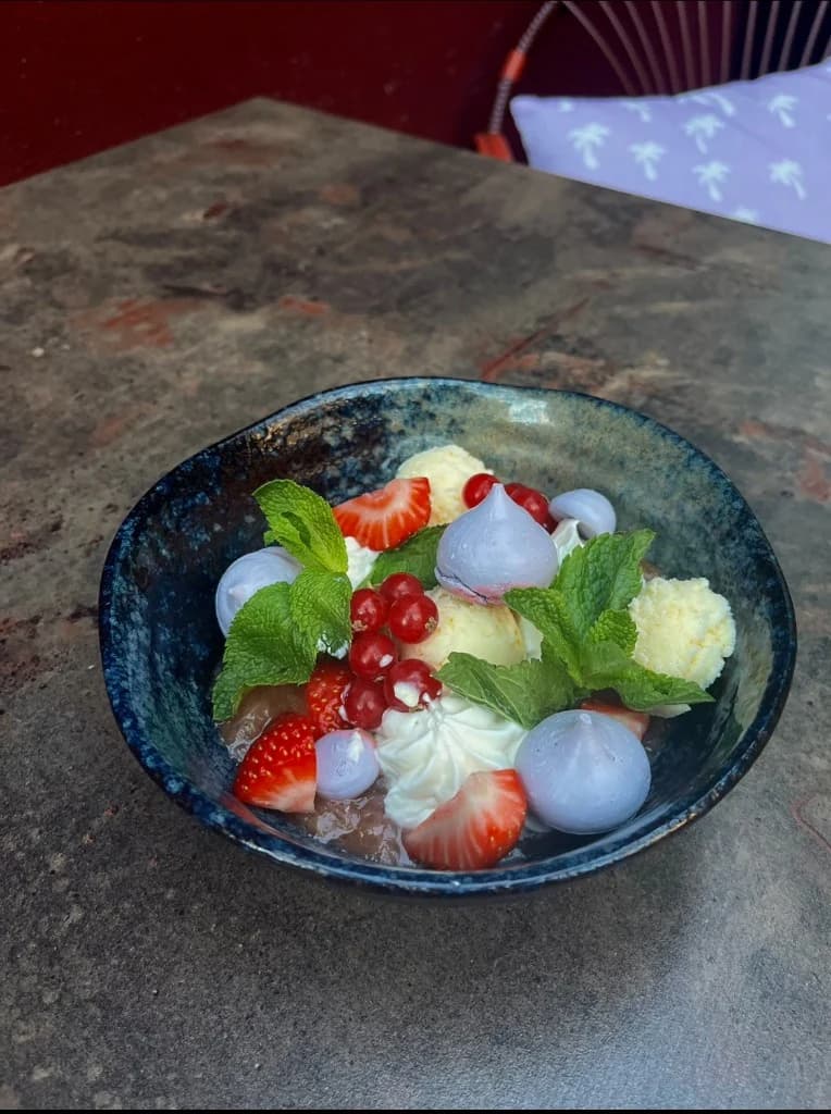 Dessert met meringue en vers fruit