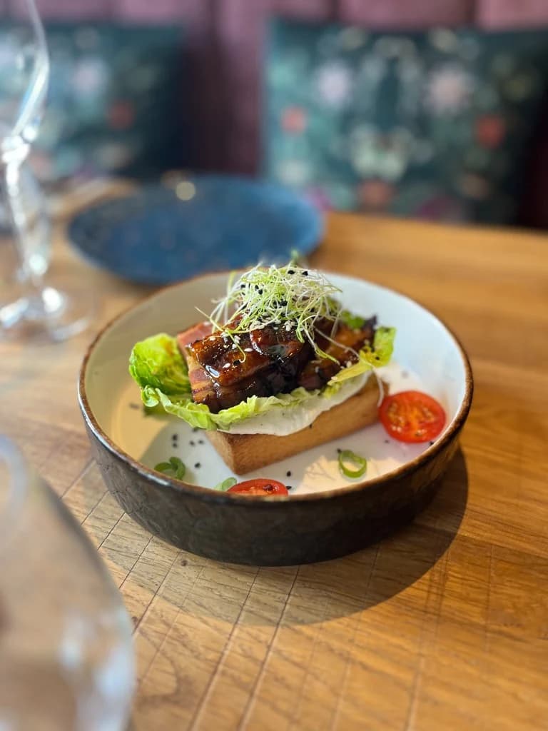 Pork belly op toast met kiemgroenten