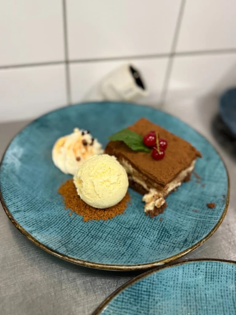 Dessert met chocolade en fruit