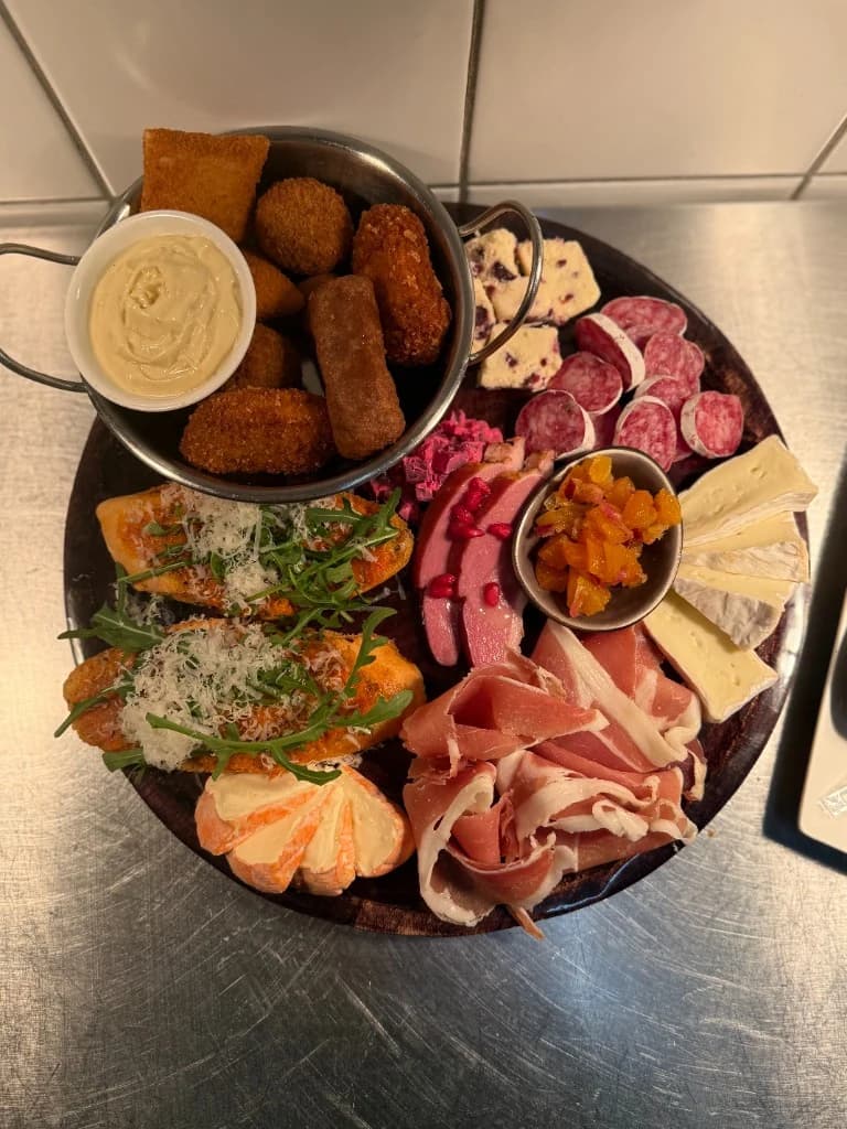 Borrelplank met kazen en vleeswaren