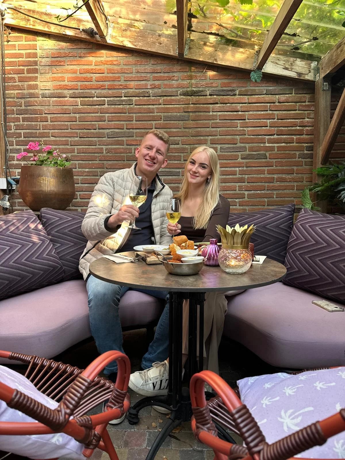 Terras met parasols bij Brasserie Flair