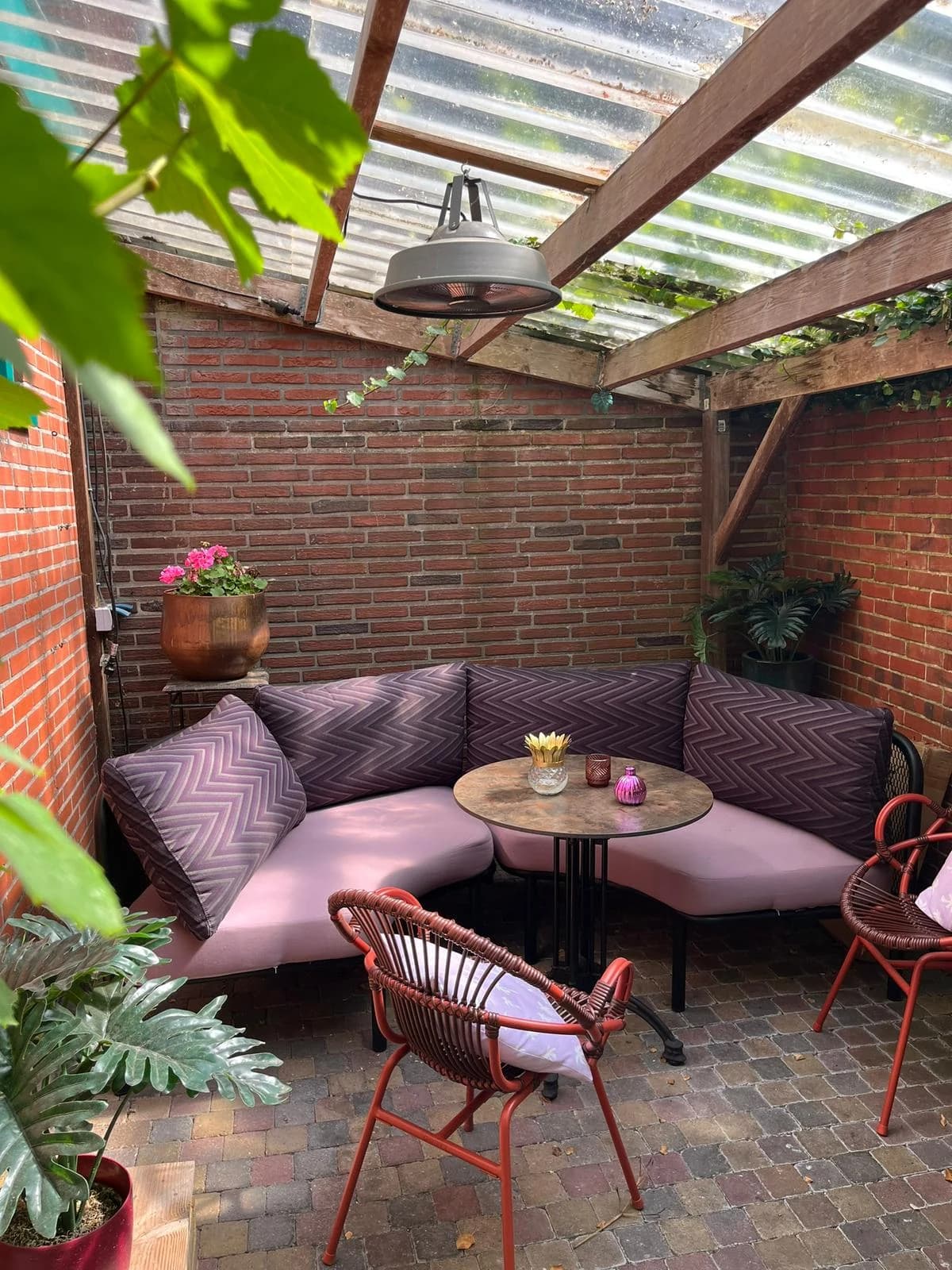 Groen terras met parasols bij Brasserie Flair