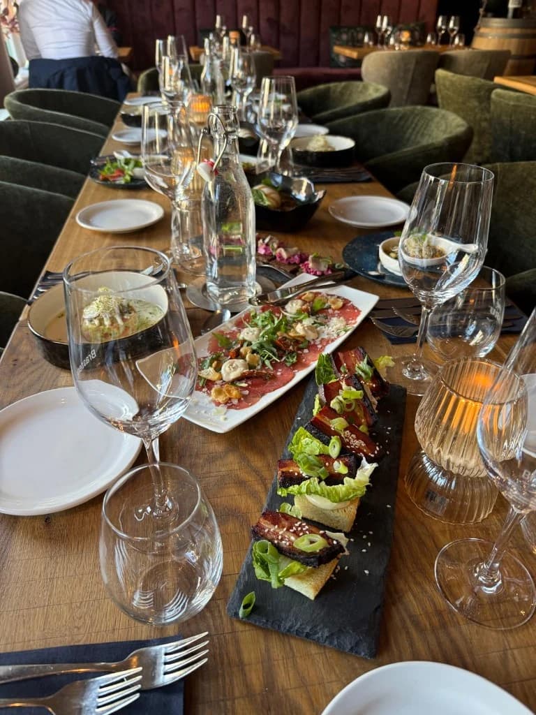 Gedekte tafel met carpaccio en gerechten