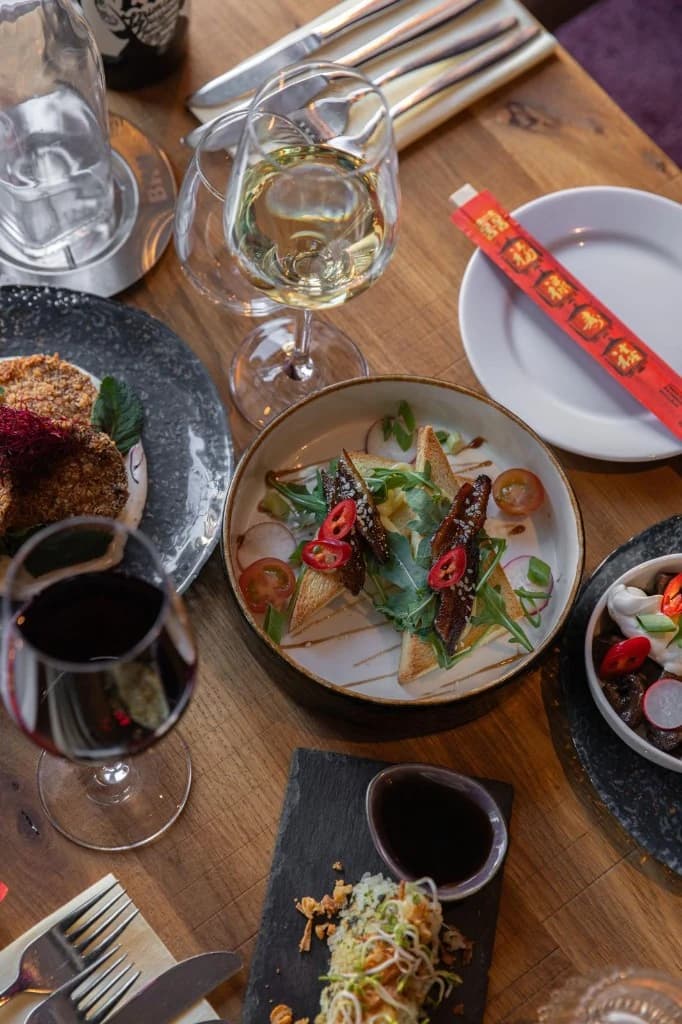 Gerechten op tafel met wijn